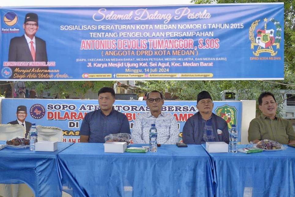 Antonius Tumanggor S.Sos saat kegiatan Sosialisasi Peraturan Daerah (Perda) Kota Medan No. 6 Tahun 2015 Tentang Pengelolaan Persampahan di Jalan Karya Mesjid  Ujung, Kelurahan Sei Agul Kecamatan Medan Barat, Minggu (14/07/2024).