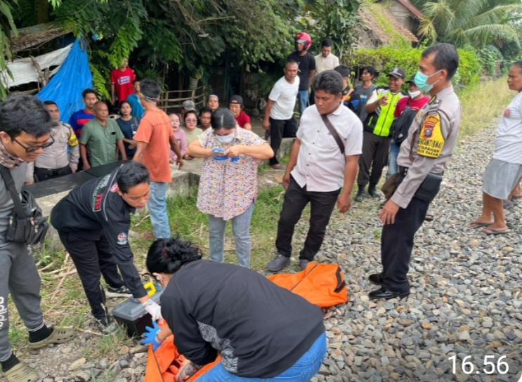 Pria Pakai Kaos Abu-Abu dan Celana Ponggol Tewas Ditabrak KA