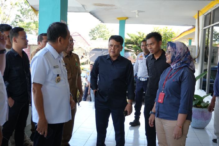 Pj. Bupati Padang Lawas, Ir. H Ardan Noor, MM (kiri) beserta rombongan disambut langsung oleh Manager PLN UP3 Padangsidimpuan Yessi Indra (kanan) di kantor PLN UP3 Padangsidimpuan, Selasa (30/7/2024).