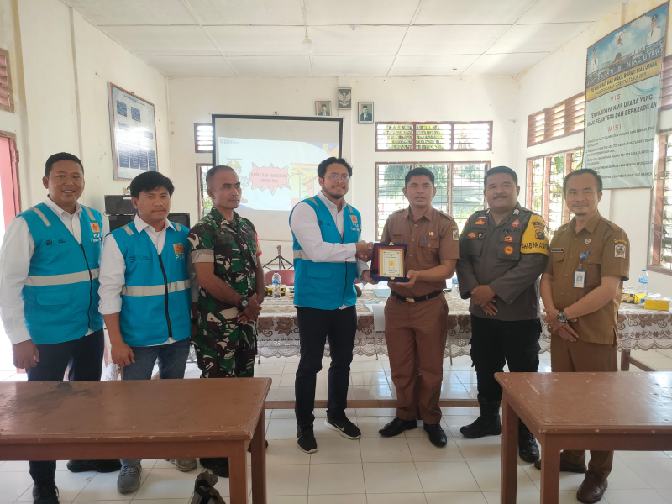 Foto bersama sekaligus penyerahan cinderamata Manajer PLN UP3 Nias, Revi Aldrian (tengah) berupa plakat kepada Stakeholder di Kecamatan Tuhemberu, pada Rabu (9/10/2024).