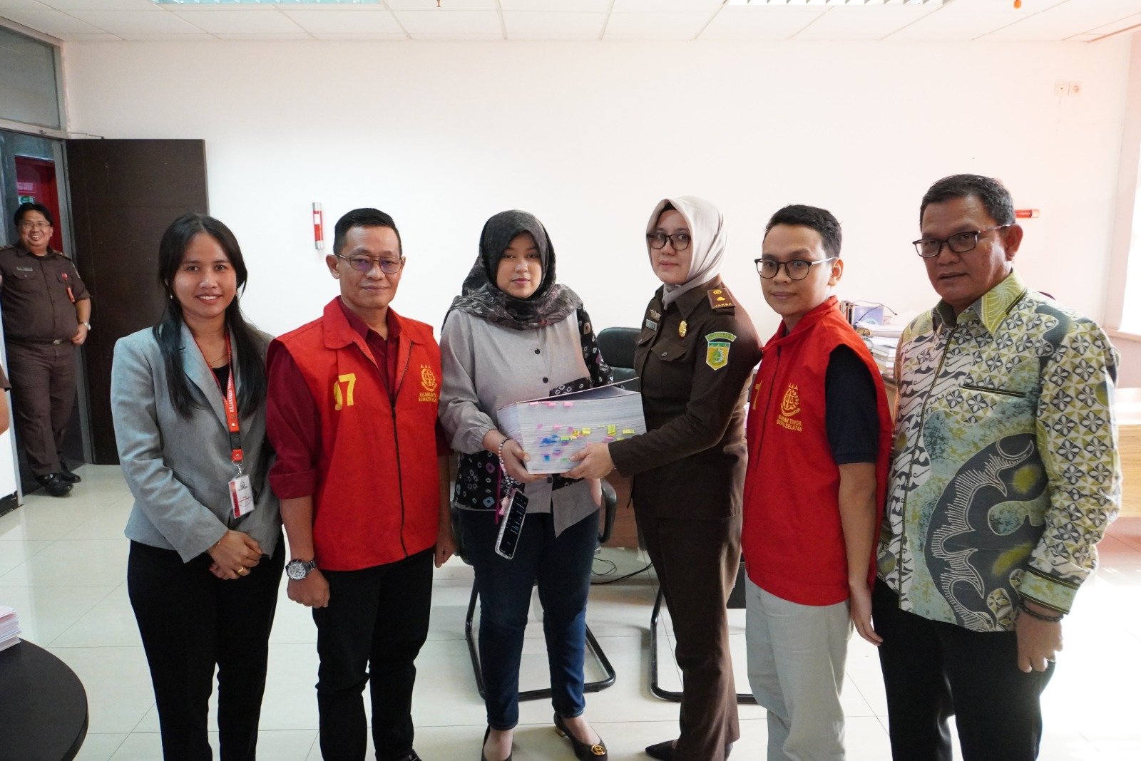 Kejaksaan Serahkan Tersangka-Barbuk Kasus Dugaan Tipikor Jaringan Komunikasi dan Informasi di Dinas PMD Musi Banyuasin