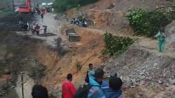 Jalan Lintas Batu Jomba Tapsel Putus Total Usai Diterjang Longsor