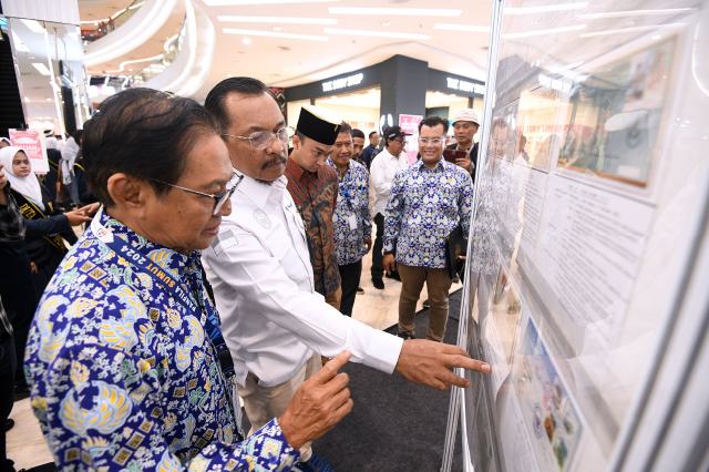 Kepala Dinas Komunikasi dan Informatika Provinsi Sumut Ilyas Sitorus menghadiri Pembukaan Pameran Nasional Filateli 2024 yang diselenggarakan di Atrium Manhattan Times Square Mall, Jalan Gatot Subroto, Medan, Rabu (6/11/2024). Foto/Diskominfo Sumut
