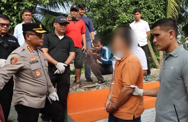 Pelaku saat diinterogasi oleh Kapolrestabes Medan Kombes Pol Gidion Arif Setyawan.