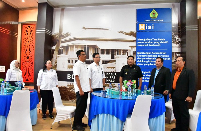 Bupati Samosir Terima 5 Unit Alat Berat Pengelolaan Persampahan dan Sanitasi