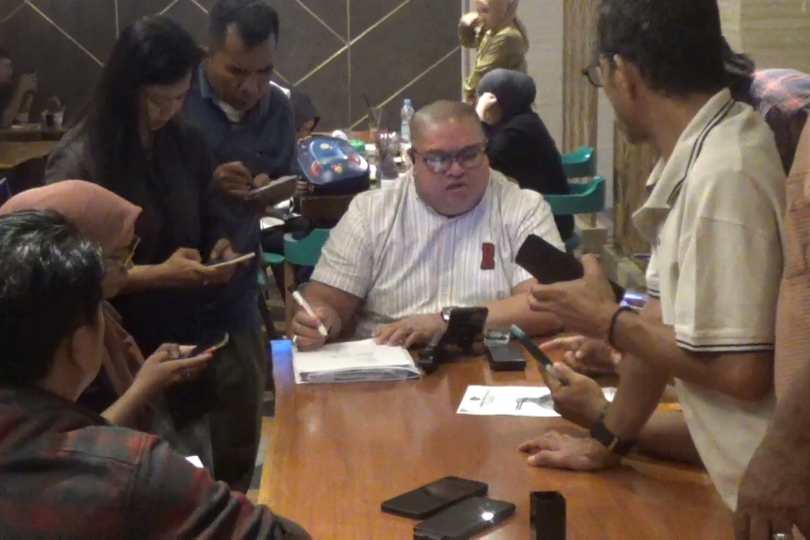 Razman Arif Nasution saat konferensi pers di Hotel LePolonia Medan, Minggu (17/11/2024) siang.
