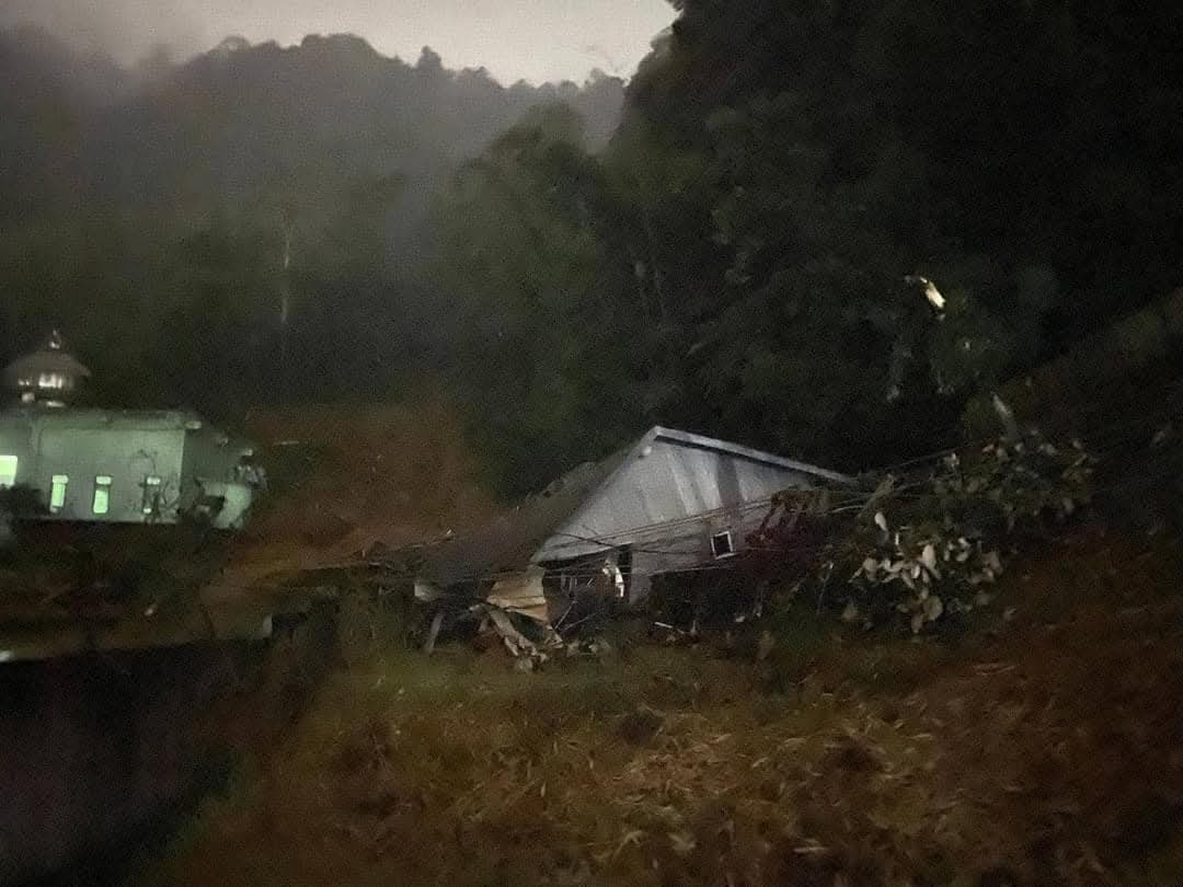 Bencana Longsor di Desa Semangat Gunung, 10 Korban dalam Pencarian