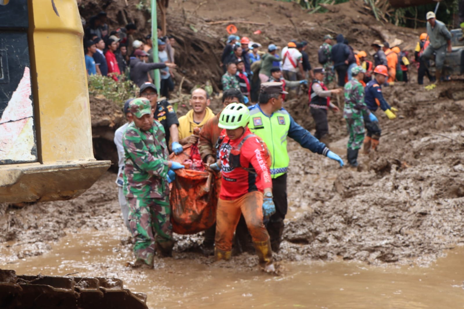 Evakuasi Longsor di Desa Semangat Gunung, Empat Korban Ditemukan Meninggal