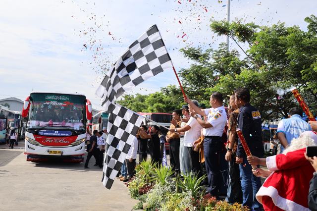 Pemprov Sumut melepas keberangkatan 1.200 peserta Mudik Gratis Natal dan Tahun Baru (Nataru) 2024/2025. Acara berlangsung di Terminal Amplas, Jalan Panglima Denai, Medan, Sabtu (21/12/2024). Foto/Diskominfo Sumut