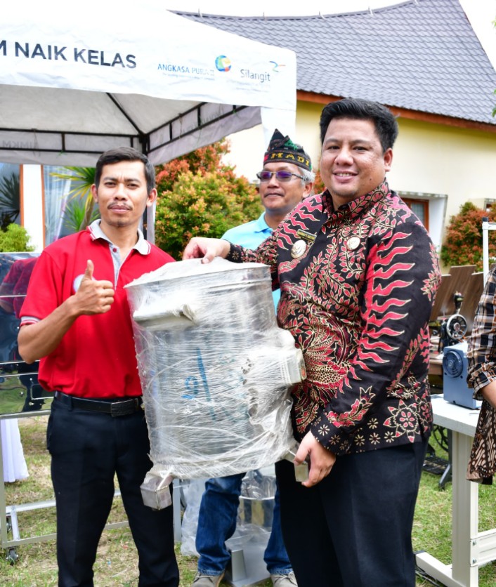 Bupati Samosir Salurkan Bantuan UMKM Kepada Masyarakat