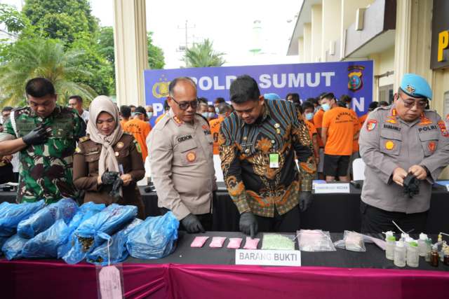 Kapolrestabes Medan Kombes Pol Gidion Arif Setyawan didampingi Wali Kota Medan Bobby Afif Nasution, Dan Pomdam 1 Bukit Barisan, Kajari Medan, Dandim 02/01 Medan, ,Kabid Propam Polda Sumut dan pejabat lainnya, memaparkan pengungkapan kasus narkoba pada Januari 2025, di Mapolrestabes Medan, Kamis (23/1/2025).