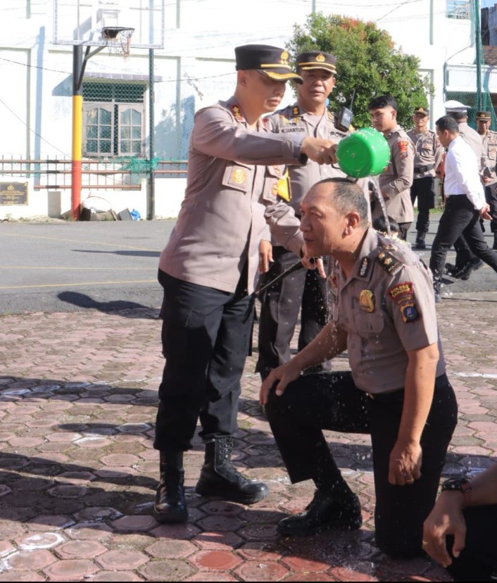 Kapolres Samosir Pimpin Kenaikan Pangkat 14 Personel Sebagai Kado Awal Tahun 2025