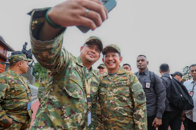 Gubernur Sumut Bobby Nasution foto bersama Menteri Dalam Negeri Tito Karnavian saat mengikuti Retreat Pembekalan bersama Kepala Daerah se Indonesia di Akademi Militer, Magelang, Jawa Tengah, Jumat (21/2/2025). Foto/Diskominfo Sumut