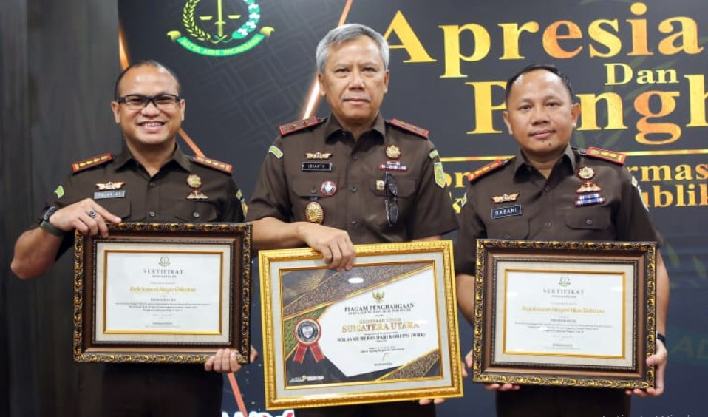 Kajati Sumut Terima Penghargaan Satker Berpredikat WBK Tahun 2024 dari Kejaksaan Agung RI