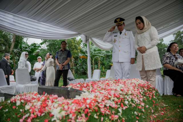 Wali Kota Medan Rico Waas berziarah ke makam almarhum ayahanda nya di TPU Pondok Rangon, Cipayung, Jakarta Timur, Kamis (20/2/2025).