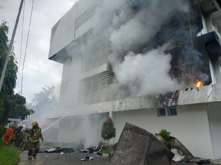 KOBARAN API-Tampak kobaran api melahap sebagian gedung yang terletak di sisi kanan Jalan RA Kartini, Rabu (26/02/2028) siang. Foto/medandaily.com/asril tanjung