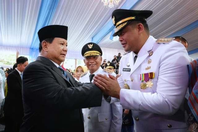 Gubernur Sumut Bobby Nasution bersama Wakil Gubernur Sumut Surya saat bersalaman dengan Presiden Prabowo Subianto usai Pelantikan dan Pengambilan Sumpah Jabatan Gubernur dan Wakil Gubernur, Bupati dan Wakil Bupati, Walikota dan Wakil Walikota hasil Pilkada Serentak Tahun 2024 di Istana Negara, Jalan Veteran, Jakarta, Kamis (20/2/2025). Foto/Biro Pers, Media dan Informasi Sekretariat Presiden RI