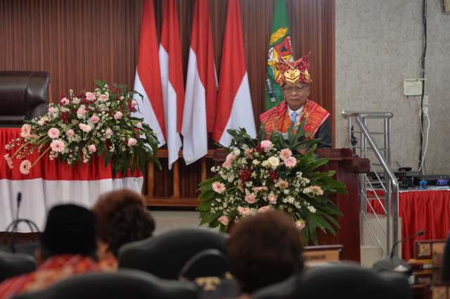 Wakil Gubernur Sumatera Utara (Sumut) Surya menghadiri dan memberi sambutan pada Rapat Paripurna Istimewa DPRD Kabupaten Karo dalam rangka Peringatan Hari Jadi Ke-79 Kabupaten Karo di ruang rapat paripurna gedung DPRD Karo Jalan Djamin Ginting, Kabanjahe, Sabtu (8/3/2025). Foto/Diskominfo Sumut