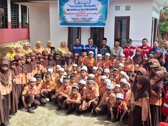 Serah terima bangunan musolah SDN 170 bantuan PT SMGP.