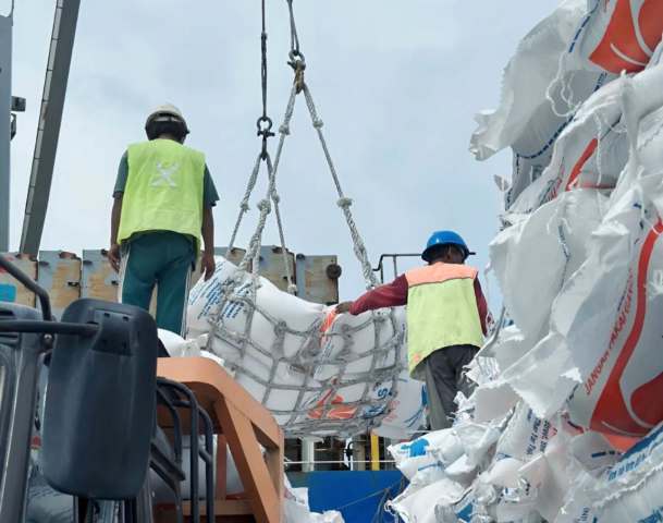 KOMITMEN-Pelindo melalui SPMT yang bergerak di bidang pelayanan operasional terminal nonpetikemas di Indonesia, berkomitmen untuk memperkuat kinerja operasional di seluruh terminal yang dikelolanya. Foto/medandaily.com/ist
