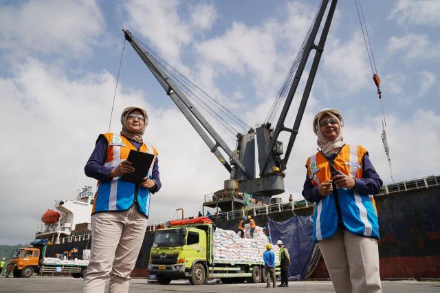 LAYANAN LOGISTIK-Medan PT Pelabuhan Indonesia (Persero) atau Pelindo melalui subholding PT Pelindo Multi Terminal (SPMT) yang bergerak di layanan terminal nonpetikemas, melakukan berbagai upaya strategis untuk memastikan kelancaran layanan logistik di seluruh terminal selama periode libur Lebaran 2025. Foto/medandaily.com/ist