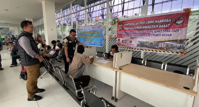 Polrestabes Medan tes urine sopir dan masinis angkutan pemudik, Jumat (28/3/2025).