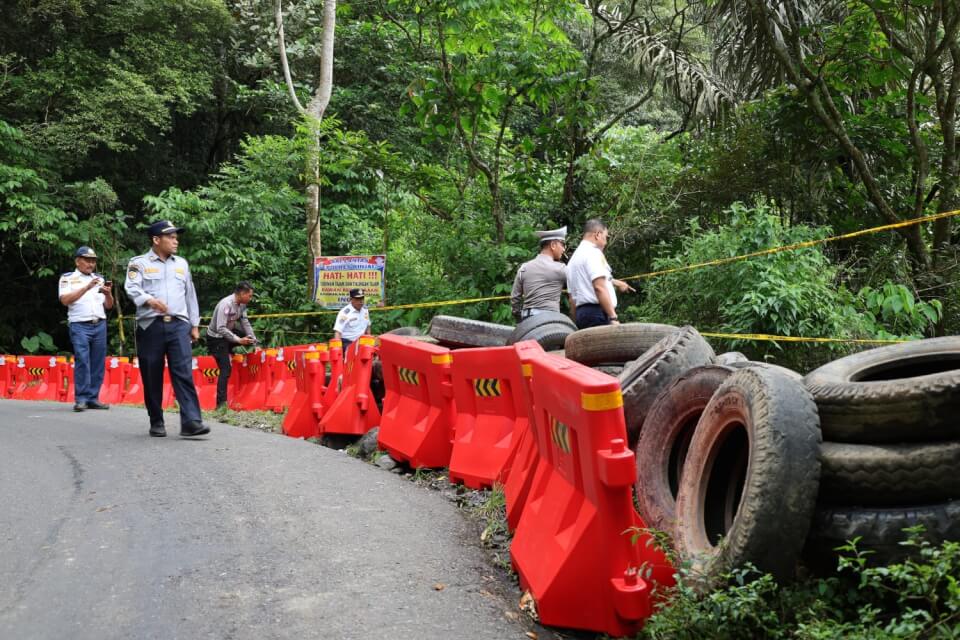 Dishub Sumut dan Langkat Dibantu Polres Binjai Pasang Pembatas Jalan dan Rumbles Strip