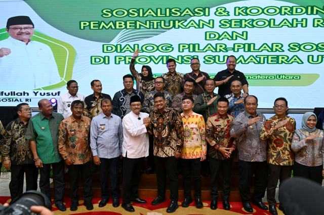 Gubernur Sumut, Bobby Nasution menghadiri Dialog Pilar-Pilar Sosial dan Koordinasi Sosialisasi dengan Kepala Daerah se Sumatera Utara bersama Menteri Sosial Republik Indonesia Saifullah Yusuf di Aula Raja Inal Siregar, Lantai 2 Kantor Gubernur Sumut, Jalan Diponegoro No. 30, Medan, Jum'at (11/4/2025). Foto/Diskominfo Sumut