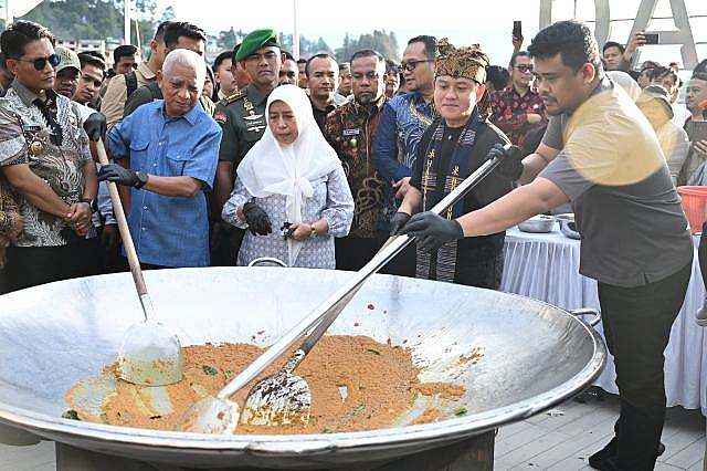 Meriah, Masak Besar Bobon Santoso Bareng Bobby Nasution Diserbu Seribuan Masyarakat