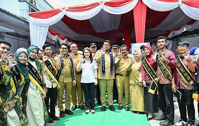 Gubernur Sumatera Utara (Sumut) Muhammad Bobby Afif Nasution bersama Wakil Menteri Kependudukan dan Pembangunan Keluarga Ratu Ayu Isyana Bagus Oka menghadiri Peluncuran Gerakan Ayah Teladan Indonesia (GATI) dan Pelayanan Vasektomi Serentak Indonesia di Puskesmas Tanah Tinggi, Kota Binjai, Senin (21/4/2025). Foto/Diskominfo Sumut