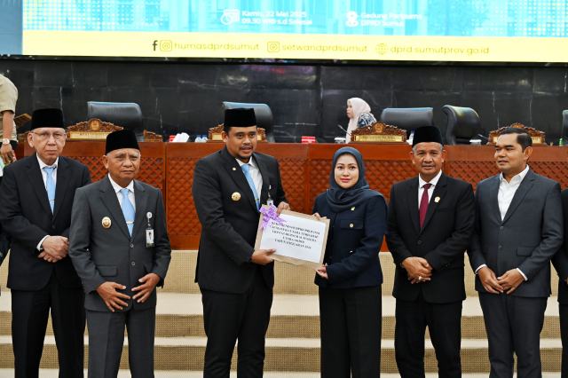 Gubernur Sumut Muhammad Bobby Nasution bersama Wakil Gubernur Sumut Surya menghadiri Sidang Paripurna DPRD Sumut tentang Penyampaian dan Pembahasan Rekomendasi DPRD Sumut terhadap LKPJ Gubernur Sumut Akhir Tahun 2024 di Ruang Sidang Paripurna DPRD Prov.Sumut Jalan Kapten Maulana Lubis Nomor 1 Medan, Kamis (22/5/2025). Foto/Diskominfo Sumut