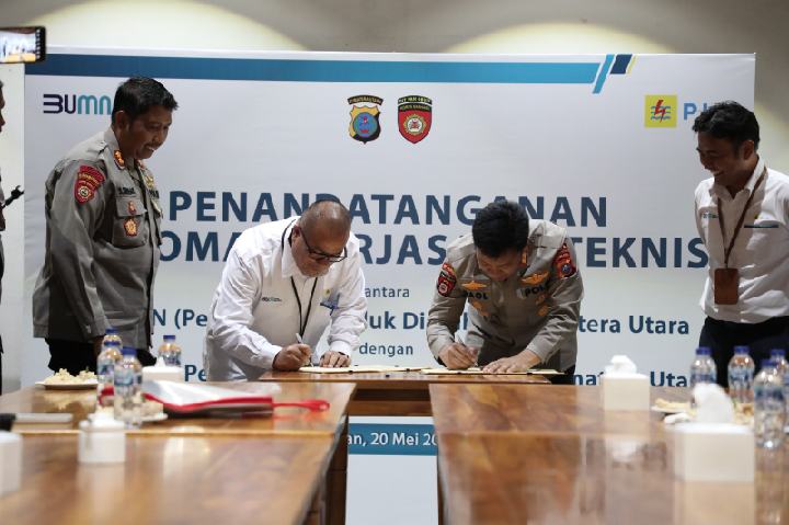 Penandatangan Perjanjian Kerjasama Teknis oleh Senior Manager Keuangan, Komunikasi dan Umum PLN UID Sumut, Efrom Lumpan Gaol (kiri) bersama Direktur Pengamanan Objek Vital Nasional Kepolisian Daerah Sumatera Utara, Komisaris Besar Parhorian Lumban Gaol SH, S.I.K M Han (kanan), Selasa (20/5/2025).
