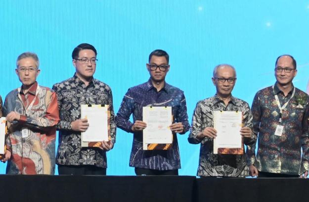 Direktur Utama PLN, Darmawan Prasodjo (tengah) ketika menandatangani Memorandum of Agreement (MoA) bersama Kontraktor Masela PSC - (INPEX Masela Ltd., PT Pertamina Hulu Energi Masela, dan Petronas Masela Sdn. Bhd) dalam rencana pemanfaatan Liquid Natural Gas (LNG) dari proyek Abadi LNG dalam agenda The 49th IPA Convention & Exhibition di ICE BSD, Tangerang pada Rabu (21/5/2025).