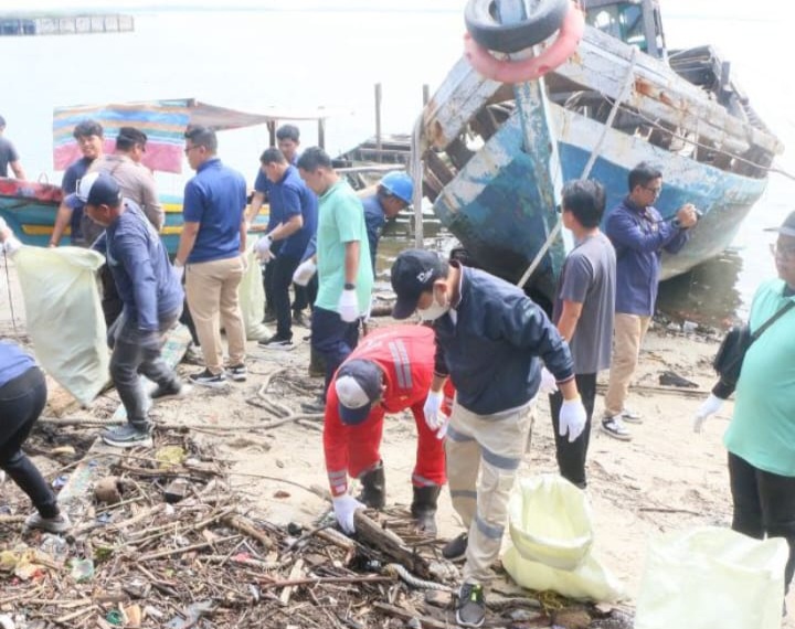 Peringati KEHATI, PLN Indonesia Power Gelar Aksi Bersih Pantai