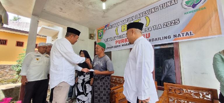 Bupati Madina H Saipullah Nasution membagikan BLT.