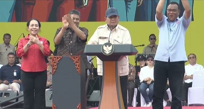 Prabowo di hadapan kaum pekerja dalam aksi hari buruh internasional, di Monas, Kamis (1/5/2025).
