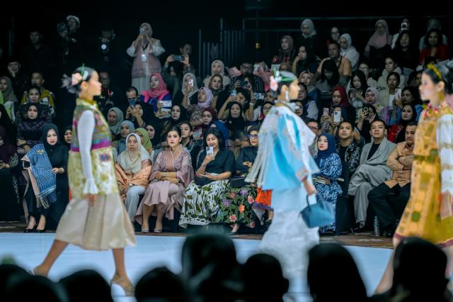 Kahiyang Ayu Kenalkan Warisan Budaya Sumut di Ajang Indonesia Fashion Week 2025