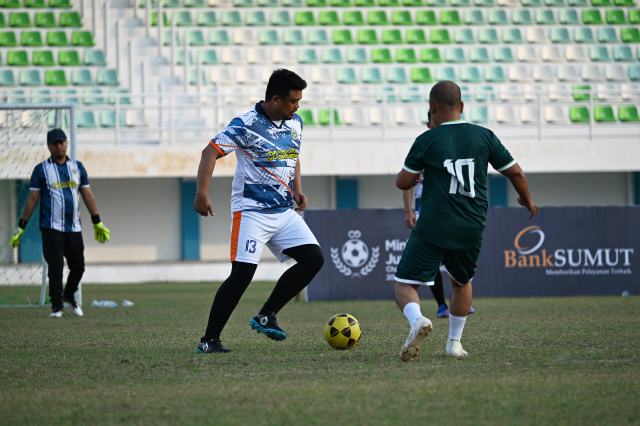 Gubernur Sumut Muhammad Bobby Afif Nasution membuka Kejuaraan Mini Soccer Jurnalis Championship (MSJC) Sumut Berkah 2025 di di Lapangan Sepakbola Mini Dispora Sumut, Jalan Willem Iskandar, Deliserdang, Jumat (20/6/2025). Selain menyaksikan pertandingan Gubernur juga ikut menunjukkan kebolehannya bermain di lapangan hijau. Foto/Diskominfo Sumut
