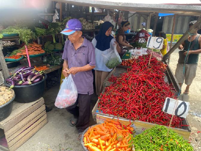 Salah satu pasar di kawasan Kota Medan yang menjual bahan pokok.