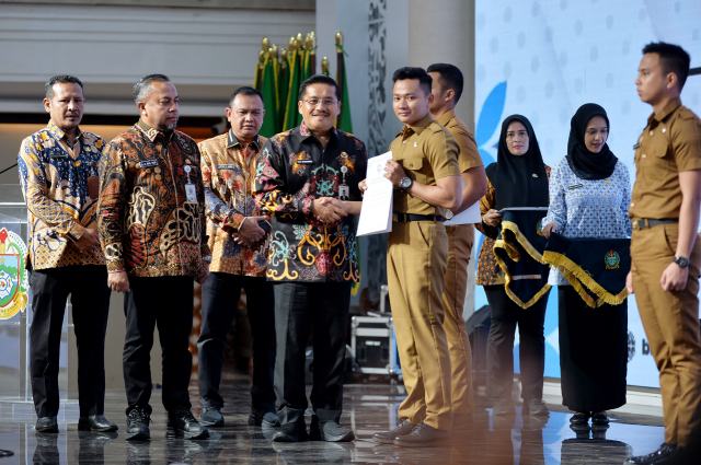 Serahkan 64 SK CPNS IPDN, Sekdaprov Sumut Tekankan Pentingnya Disiplin, Belajar, dan Networking