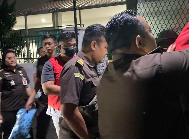 Kejari Binjai menahan Plt Kadis PUTR Pemko Binjai inisial RIP tersangka dugaan korupsi pengelolaan Dana Bagi Hasil (DBH) Sawit pada pemeliharaan berkala jalan di kota Binjai TA 2023 dan 2024, Senin (6/10/2025).
