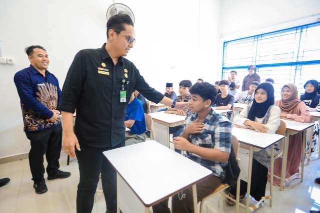 Wali Kota Medan Rico Tri Putra Bayu Waas meninjau Sekolah Rakyat (SR) Terintegrasi 30 Medan yang terletak di Balai Besar Peningkatan Vokasi dan Produktifitas (BBPVP), Jalan Amal, Medan Sunggal, Selasa (7/10/2025).