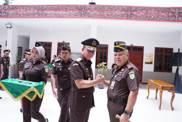 Kepala Kejaksaan Tinggi Sumatera Utara, Dr.Harli Siregar, SH.,M.Hum memimpin langsung upacara pelantikan dan serah terima jabatan Wakil Kepala Kejaksaan Tinggi (Wakajati) Sumatera Utara, Rabu (5/11/2025).