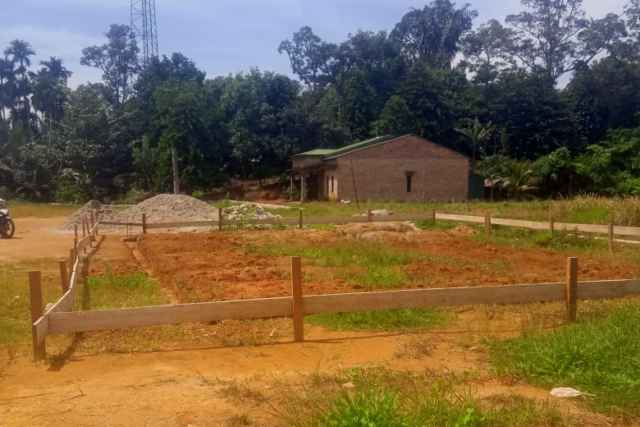 Tampak tidak ada aktifitas pembangunan Kantor Desa Kuta Mbelin, STM Hulu, DeliSerdang, Kamis, (6/11/25).