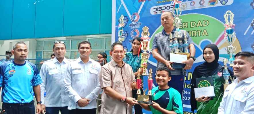 Wong Serahkan Piala Bergilir Event Renang Antar Club dan Sekolah Se Sumatera, Wadah Pencarian Bakat Menuju PON