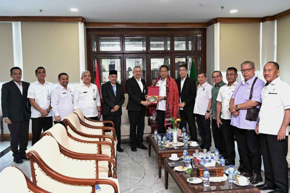 Penjabat (Pj) Sekretaris Daerah Provinsi Sumatera Utara (Sumut) Sulaiman Harahap menerima kunjungan Jajaran Pertubuhan Peladang Negeri Sarawak (PPNS) Malaysia, di ruang kerja Sekdaprovsu Kantor Gubernur Sumut, Jalan Diponegoro Nomor 30 Medan, Rabu (12/11/2025).