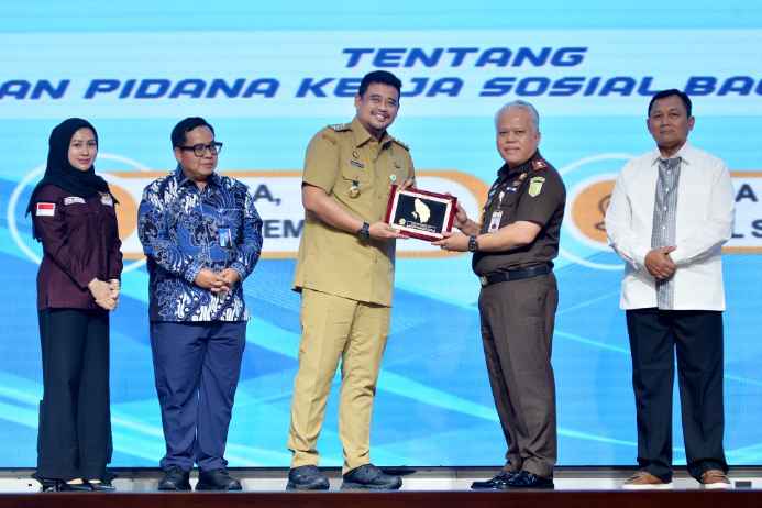 Gubernur Sumatera Utara (Sumut) Muhammad Bobby Afif Nasution menandatangani Perjanjian Kerja Sama dengan Kejaksaan Tinggi Sumut tentang Sinergitas dalam pelaksanaan Pidana Kerja Sosial bagi Pelaku Pidana di Aula Raja Inal Siregar, Kantor Gubernur Sumut, Jalan Diponegoro Kota Medan, Selasa (18/11/2025).