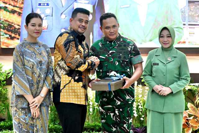 Gubernur Sumatera Utara (Sumut) Muhammad Bobby Afif Nasution bersama Wakil Gubernur Sumut Surya, serta jajaran Forkopimda menghadiri acara lepas sambut Pangdam I Bukit Barisan dari Mayjen Rio Firdianto kepada Mayjen Hendy Antariksa, di Balai Prajurit Makodam I Bukit Barisan, Minngu (14/12/2025).