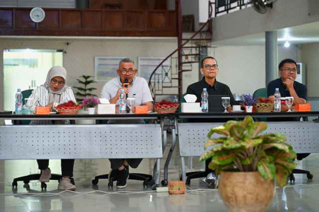 Pj. Sekdaprov Sumut, Sulaiman Harahap menghadiri Rapat Koordinasi Identifikasi Dampak Bencana Alam Serta Percepatan Penyampaian Calon Petani dan Calon Lokasi Wilayah Provinsi Sumut di Aula Politeknik Pembangunan Pertanian, Jalan Binjai KM 10 Tromol Pos No. 1 Medan, Minggu (7/12/2025).