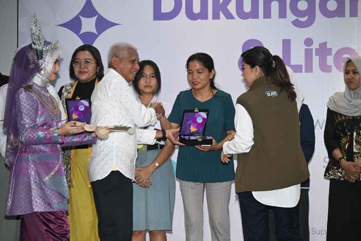 Wakil Gubernur Sumatera Utara (Sumut) Surya mendampingi Menteri Komunikasi dan Digital (Komdigi) Meutya Hafid pada acara Roketin Generasi Tunas Digital di SMA Swasta Dharmawangsa, Medan, Sabtu (13/12/2025).
